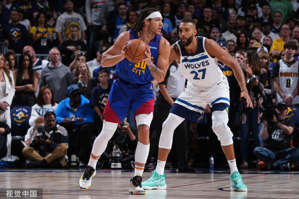 赛场上庆祝 赛场上庆祝